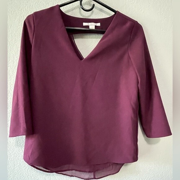 C & E Maroon 3/4 Sleeve Blouse with Triangle Cutout in Back Soft Mesh Lining XS - Picture 1 of 7